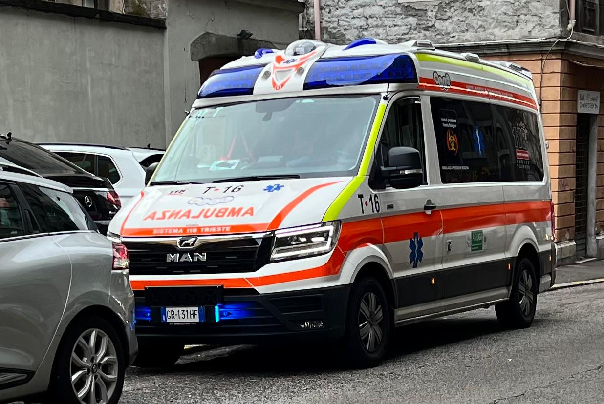 Violento schianto sulla rampa per Campi Elisi: scooter sbalzato per oltre 20 metri